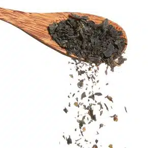 Bio Nori Algen Flocken fallen von ein Holz Löffel von Algenmarkt