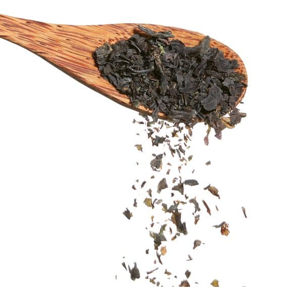 Bio Nori Algen Flocken fallen von ein Holz Löffel von Algenmarkt