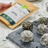 Spirulina Proteinball mit Kokosflocken